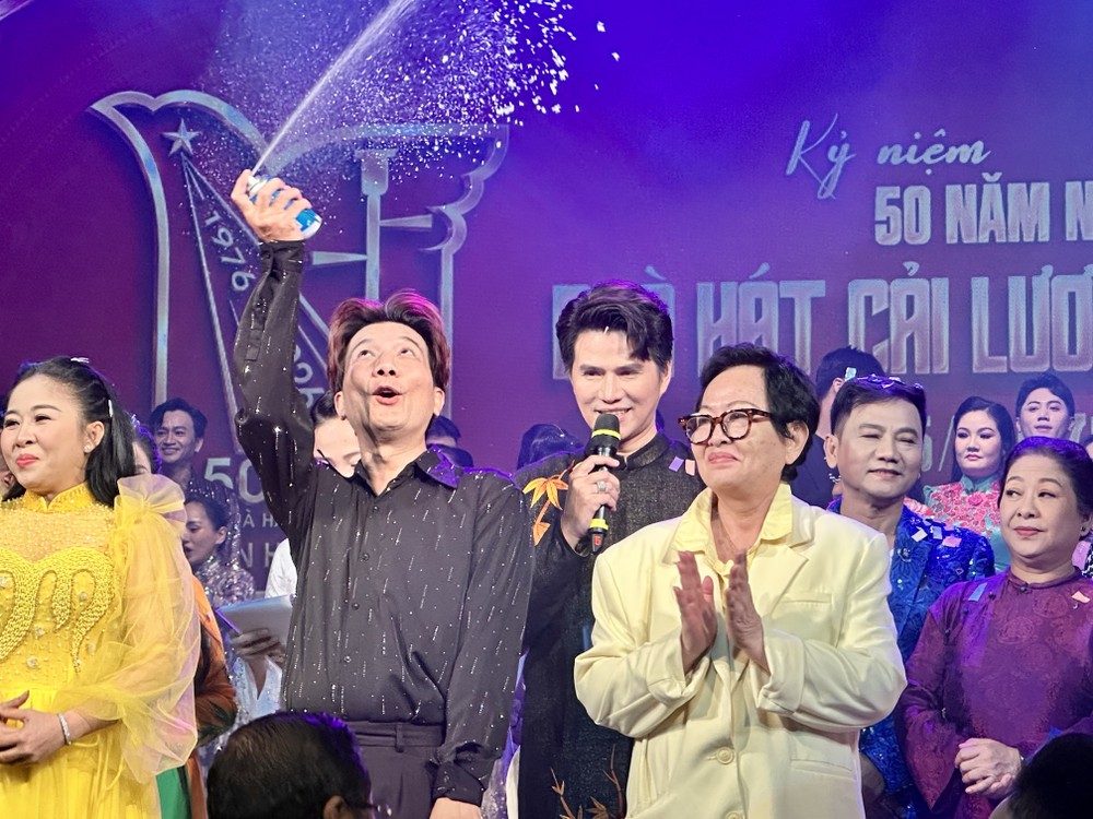 Đạo diễn NSƯT Hoa Hạ đã dàn dựng chương trình “Nửa thế kỷ vang vọng hồn dân tộc” đầy ấn tượng và giàu cảm xúc, chào mừng Nhà hát Cải lương Trần Hữu Trang 50 tuổi. Ảnh: Thanh Hiệp IMG_5105.jpeg