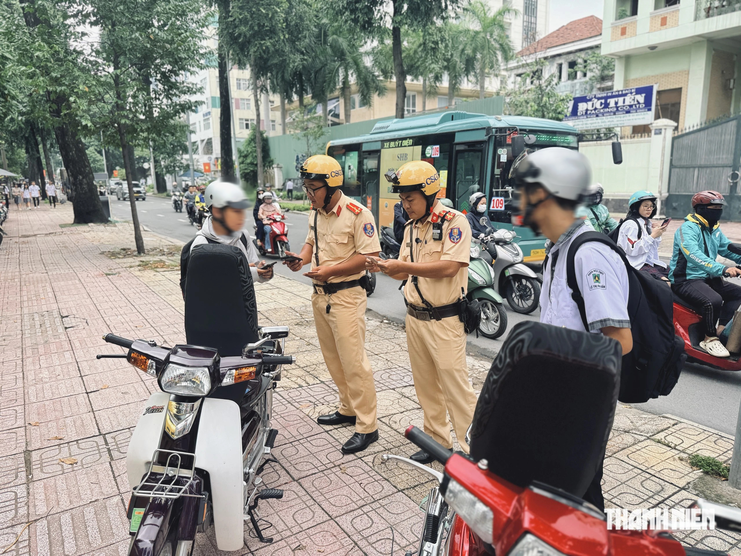 Trường có nhiều học sinh vi phạm giao thông, hiệu trưởng chịu trách nhiệm thế nào? - Ảnh 1.