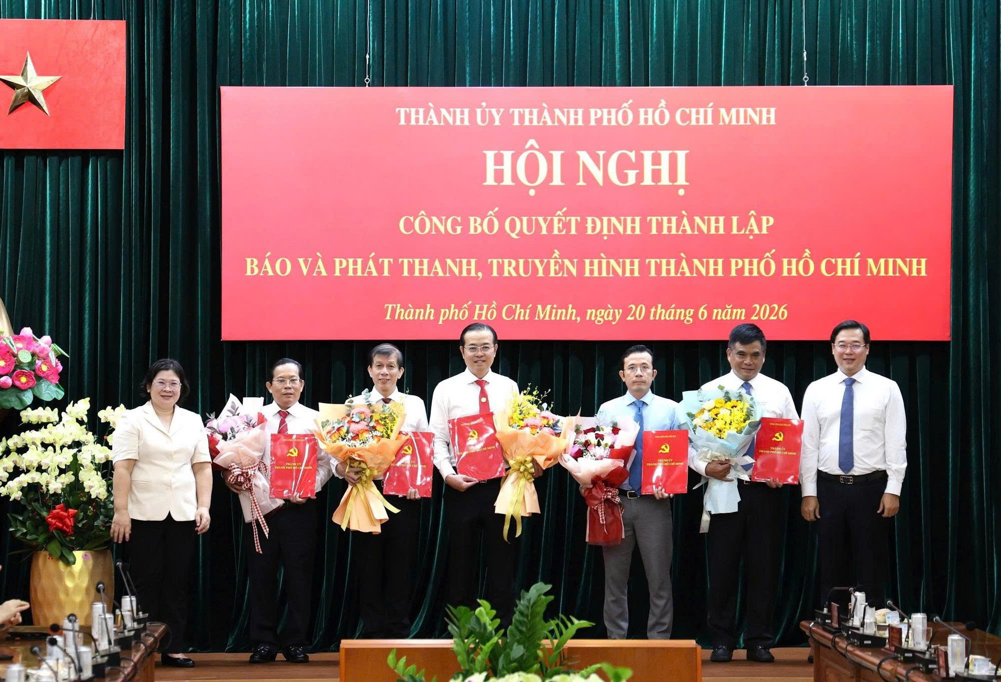 Thành uỷ TP.HCM yêu cầu: Vụ việc nghiêm trọng phải phát ngôn ngay, không né tránh cung cấp thông tin cho báo chí - Ảnh 1.