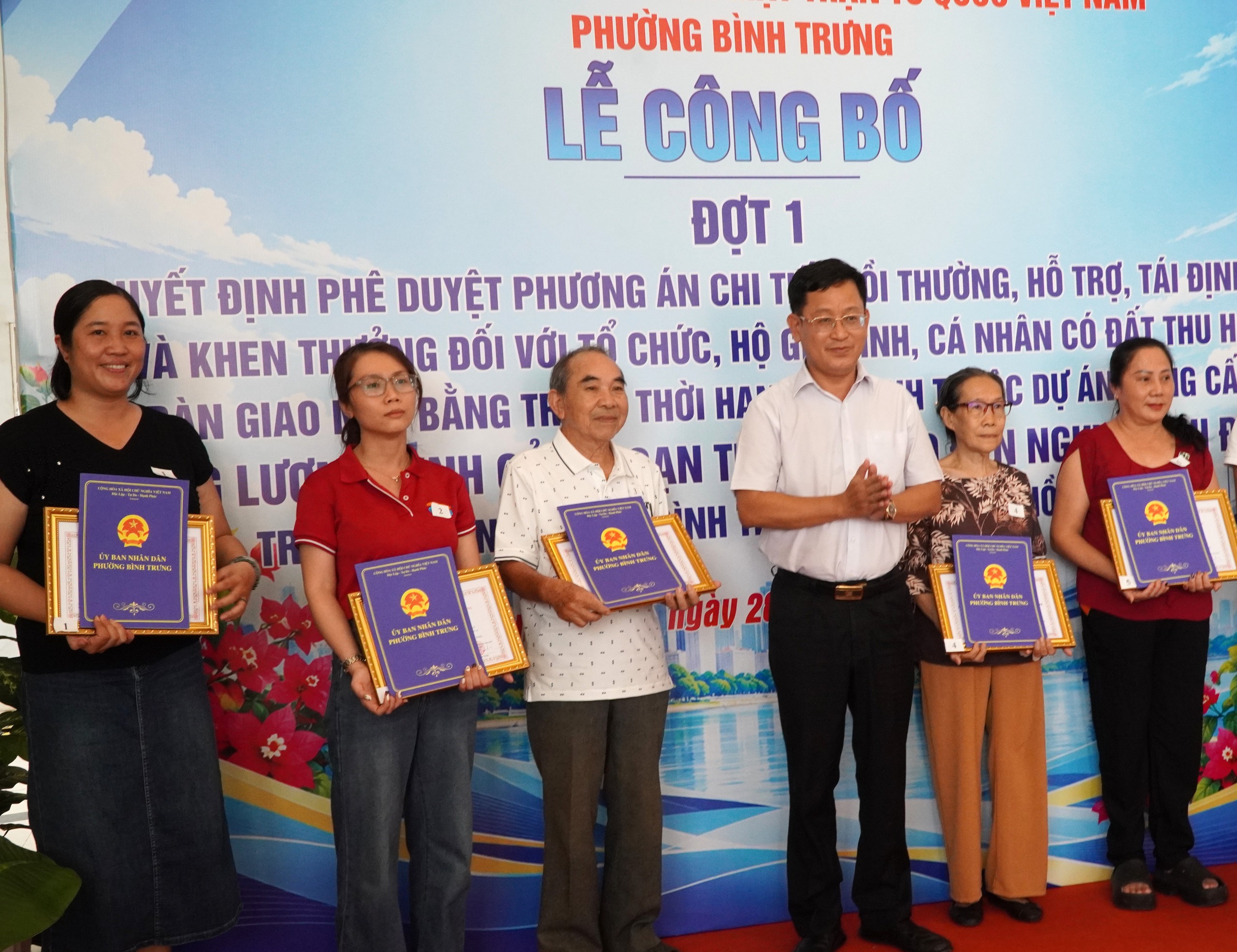Khen thưởng 17 trường hợp giao mặt bằng sớm đường Lương Định Của để nút giao An Phú 'về đích' - Ảnh 1.