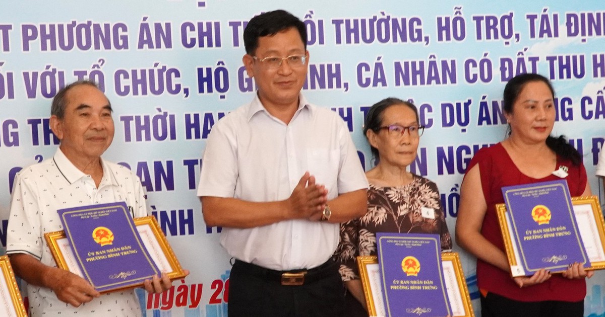 Khen thưởng 17 hộ dân, công ty giao mặt bằng sớm đường Lương Định Của
