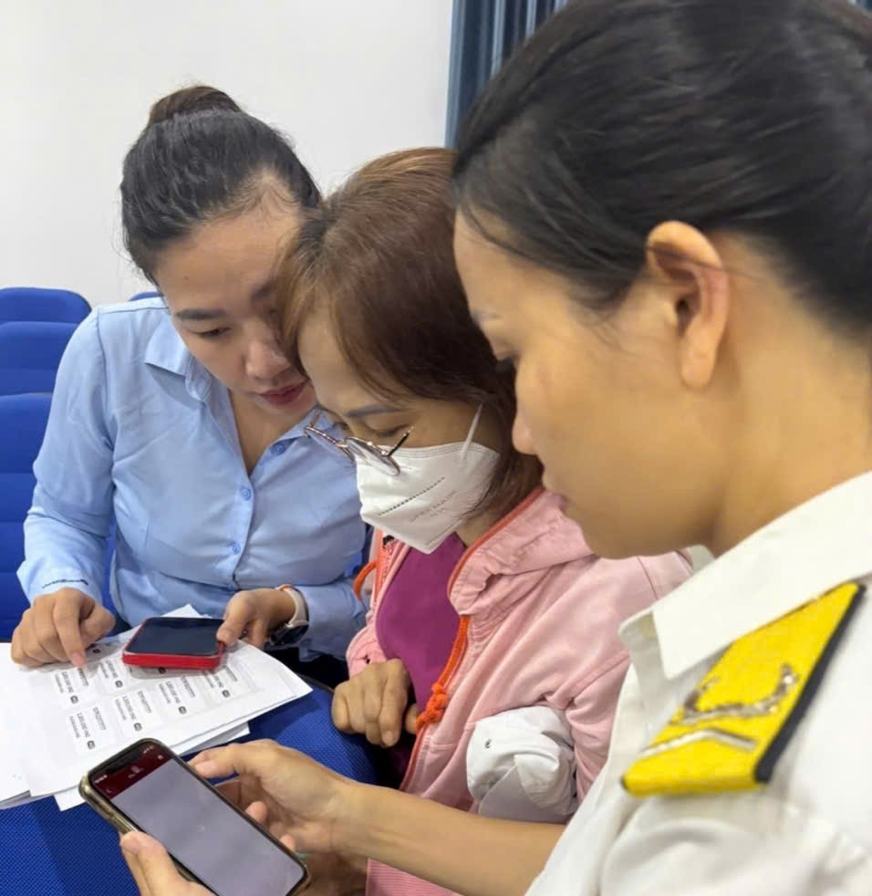 Cán bộ Thuế cơ sở 13 TPHCM hỗ trợ hộ kinh doanh thực hiện các thủ tục về thuế. Ảnh: K.CHÂU 87b3d18535ebb5b5ecfa.jpg