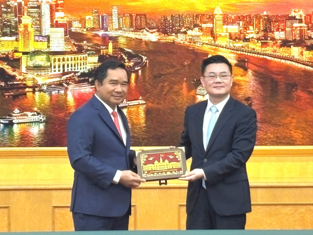Chủ tịch UBND TPHCM Nguyễn Văn Được trao quà lưu niệm tặng Ủy viên Thường vụ Khu ủy Phố Đông Tân Khu Ngô Vĩ Bình. Ảnh:TRẦN HÙNG - NGUYỄN QUỐC Được trao quà.jpg
