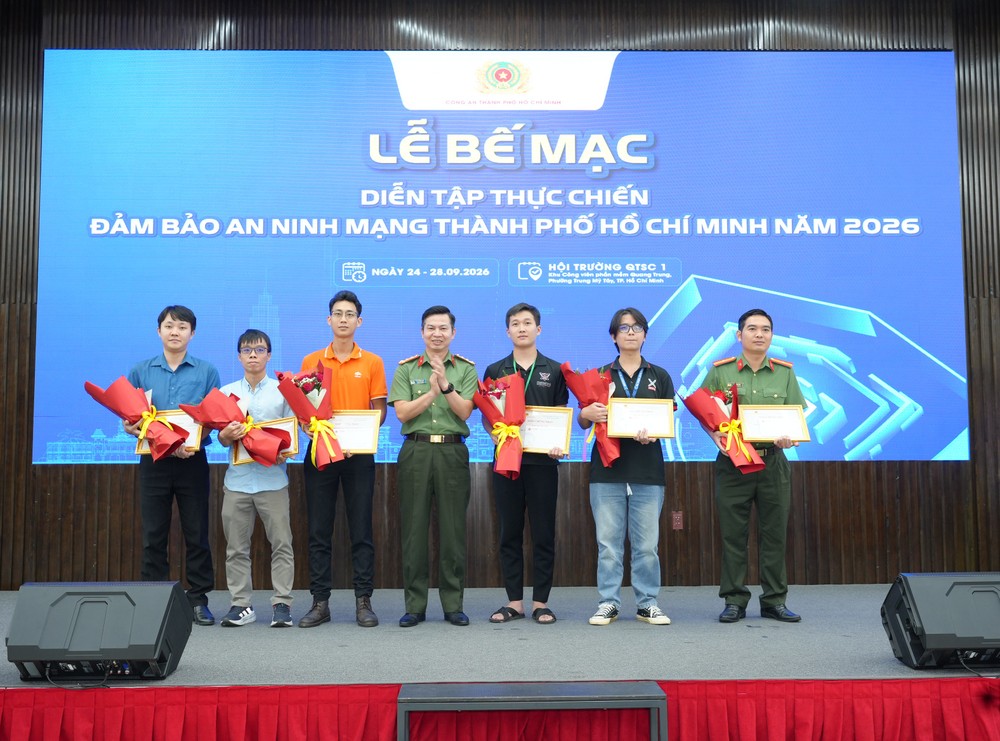 Ban tổ chức trao giải cho các đội tham gia diễn tập 2HGb6FDMAzrWclQLhhMqGxEDUDzoQ83D3W4m.jpg