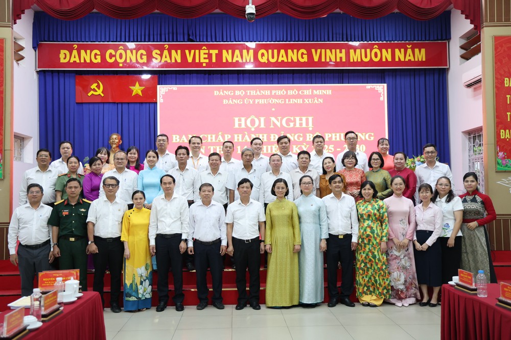 Lãnh đạo TPHCM và các đại biểu chụp ảnh sau hội nghị. Ảnh: LÊ THOA cong-tac-phat-trien-dang-phuong-linh-xuan-2.JPG