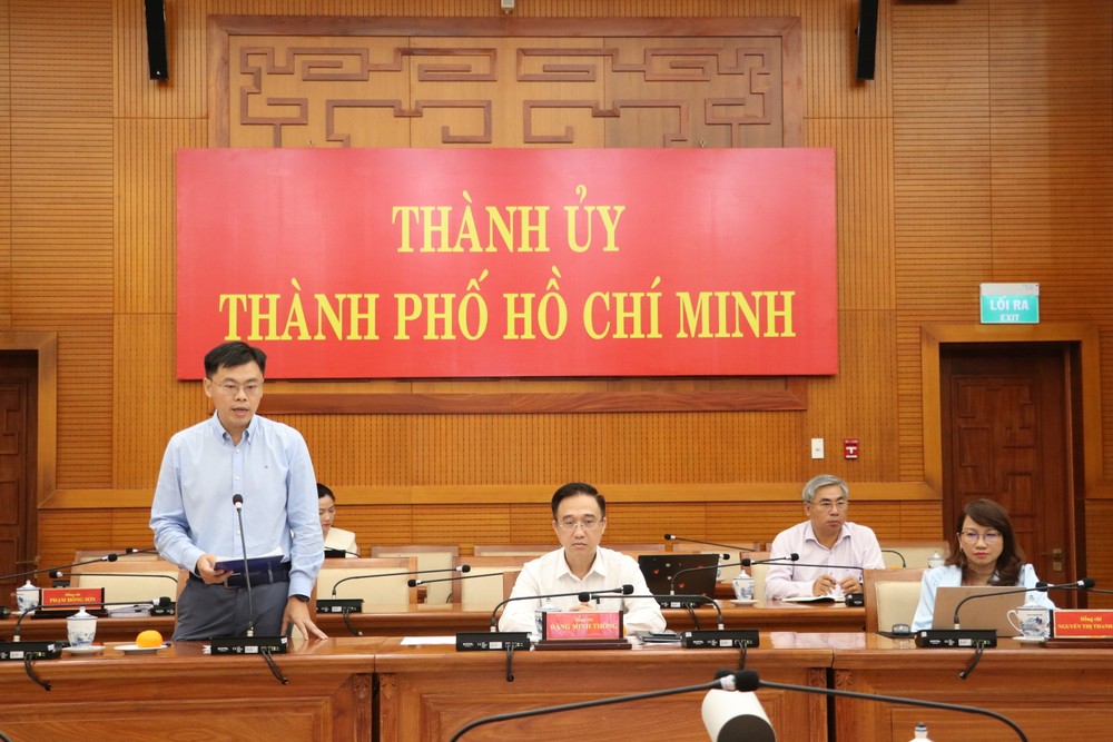 Đồng chí Trương Minh Huy Vũ trình bày tham luận 3.JPG