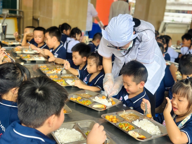 Được ăn bán trú trở lại, học sinh TP.HCM vui như tết - Ảnh 8.