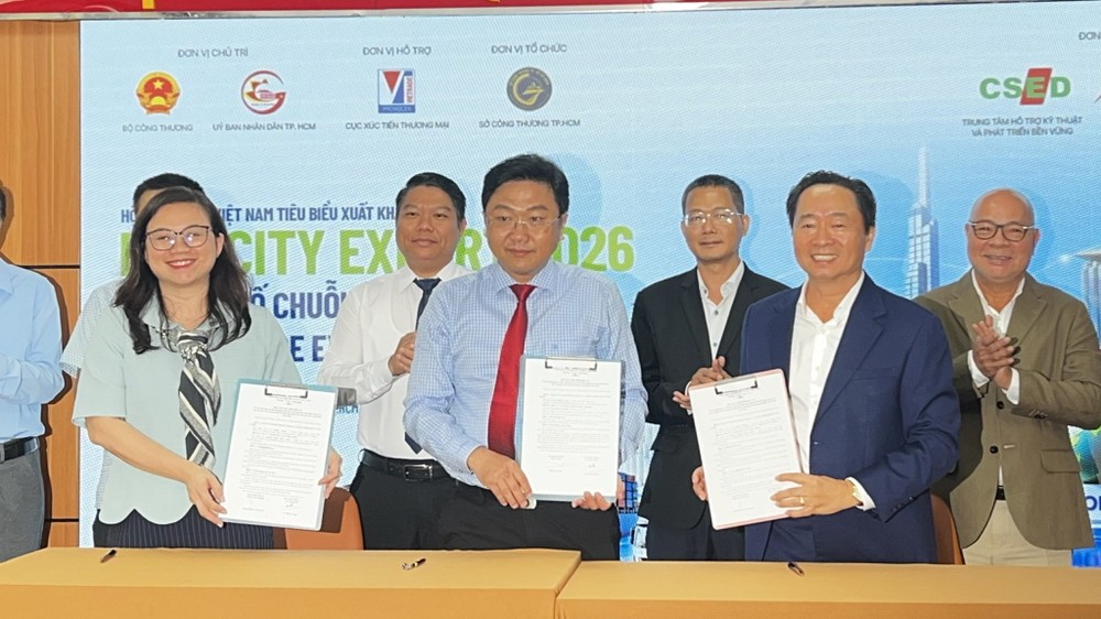 Đại diện Sở Công thương TPHCM và các đơn vị ký kết phối hợp triển khai nền tảng triển lãm số. Ảnh: MINH XUÂN 1790652483056_1845295124880320190_2029379387302433036_0bf9d8acee2c7d3d30d5dd34eacae5a0.jpg