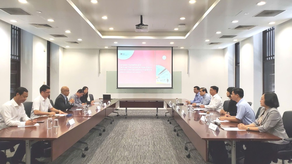 Phó Chủ tịch UBND TPHCM Nguyễn Mạnh Cường tại buổi làm việc với Giáo sư Joseph Liow, Hiệu trưởng Trường Chính sách công Lý Quang Diệu. Ảnh: SỞ NGOẠI VỤ TPHCM 2-1-pho-chi-tich-nguyen-manh-cuong-8339-5321.jpg