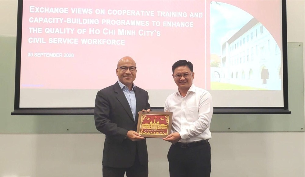 Phó Chủ tịch UBND TPHCM Nguyễn Mạnh Cường tại buổi làm việc với Giáo sư Joseph Liow, Hiệu trưởng Trường Chính sách công Lý Quang Diệu. Ảnh: SỞ NGOẠI VỤ TPHCM Phó Chủ tịch UBND TPHCM Nguyễn Mạnh Cường tại buổi làm việc với Giáo sư Joseph Liow, Hiệu trưởng Trường Chính sách công Lý Quang Diệu. Ảnh: SỞ NGOẠI VỤ TPHCM