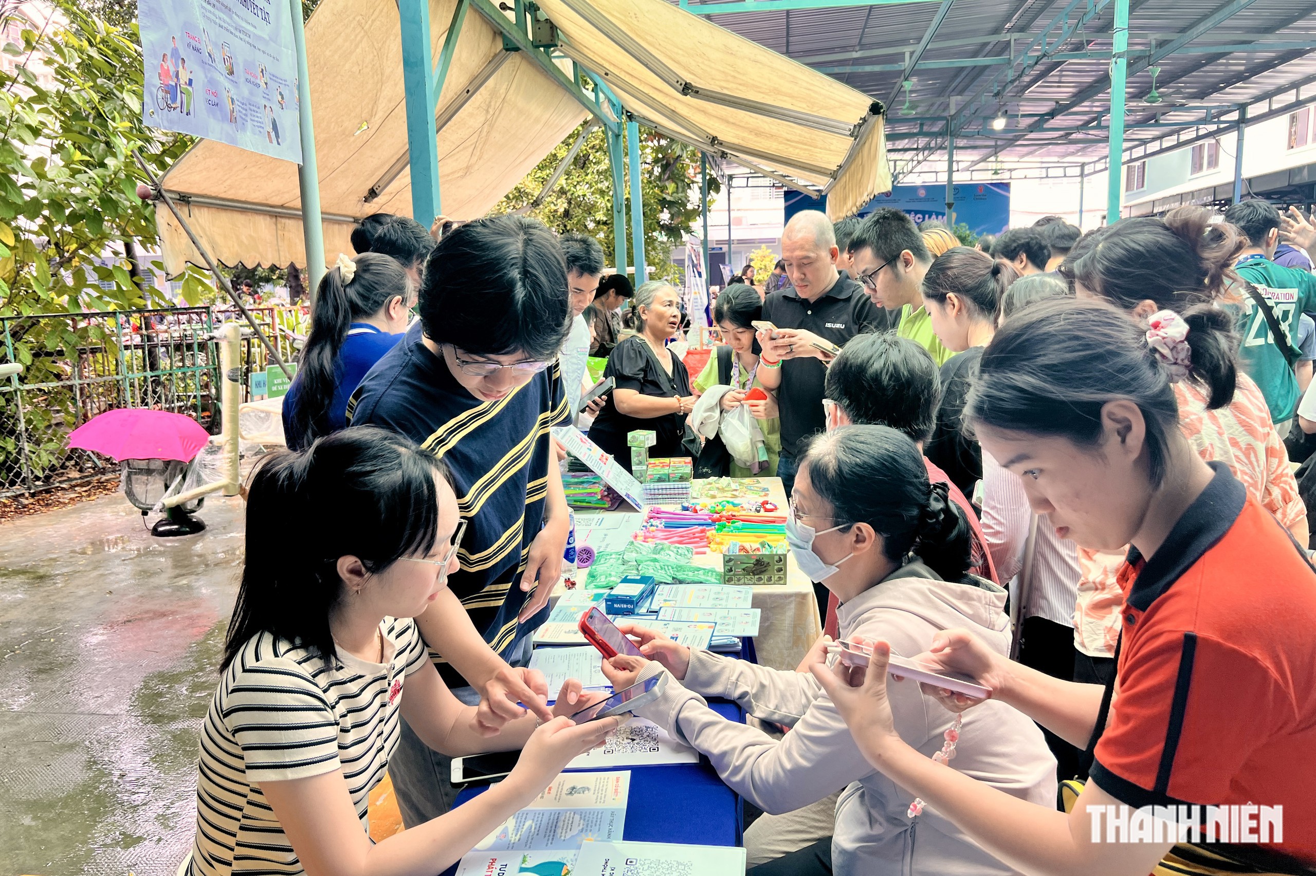 Ngành nào ở TP.HCM đang tuyển dụng nhiều, người lao động dễ tìm việc làm? - Ảnh 2.