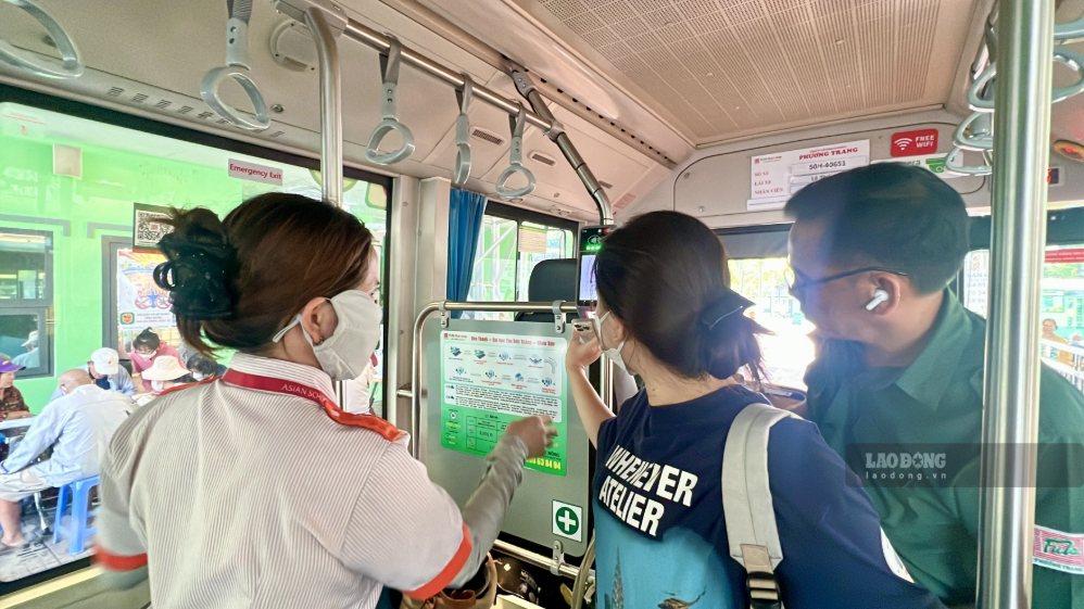 Ngày đầu xác thực danh tính khi đi xe buýt ở TPHCM, người dân thao tác nhanh chóng