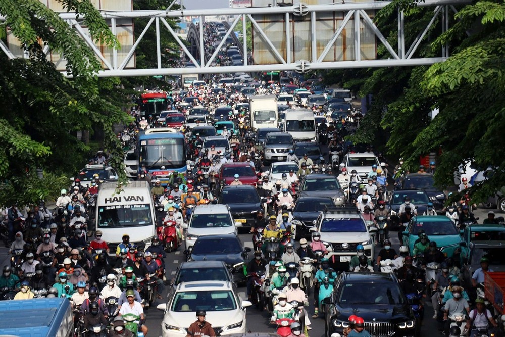 Phương tiện luôn ùn ứ trên đường Cộng Hòa, phường Tân Bình. Ảnh: QUỐC HÙNG 16.jpg