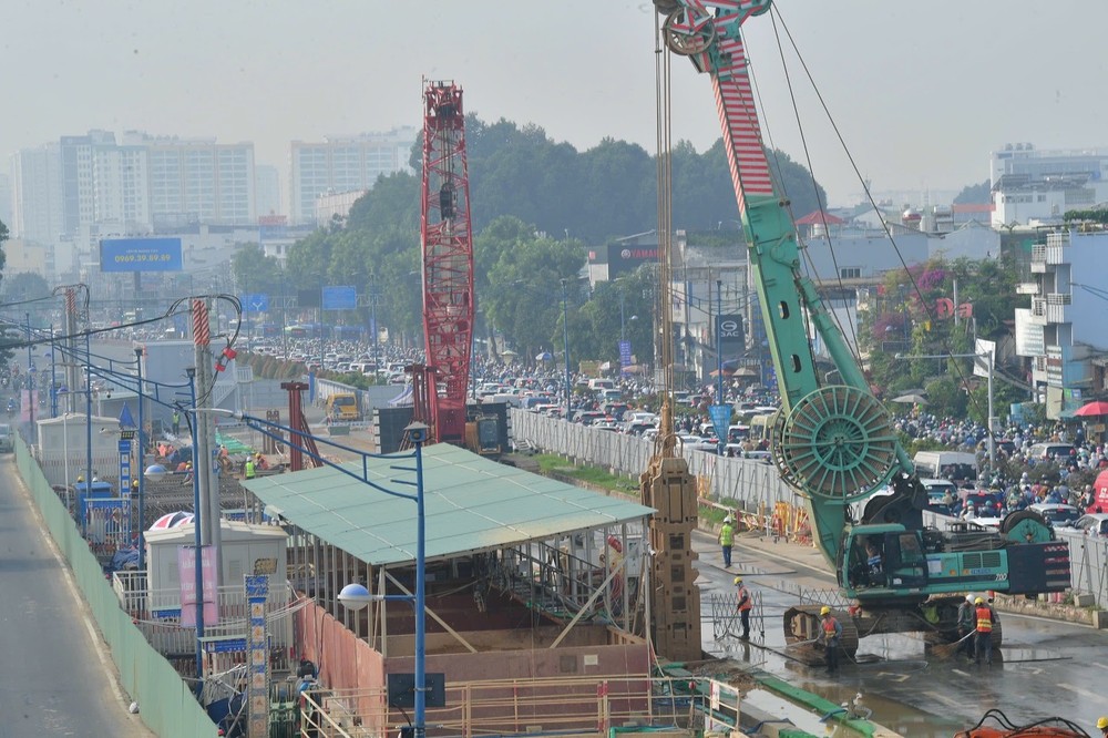 Rào chắn thi công tuyến metro Bến Thành - Tham Lương, phường Tân Bình. Ảnh: QUỐC HÙNG 16b.jpg