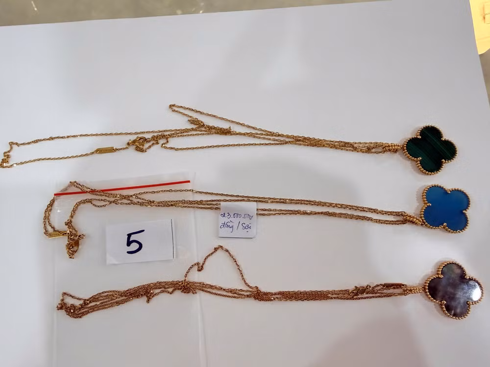 Cơ quan chức năng phát hiện số lượng lớn hàng hóa là đồng hồ, trang sức của các nhãn hiệu nổi tiếng như Hermes, Richard Mille,... (Ảnh: CA Thành phố Hồ Chí Minh cung cấp) tang-vat.jpg