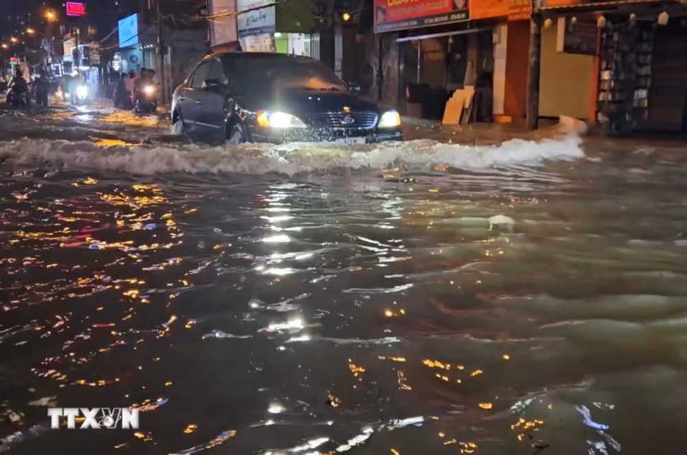 Nước ngập sâu trên đường Phan Huy Ích, phường An Hội Tây, tối 1/10. (Ảnh: Hồng Đạt/TTXVN) ttxvn_mua-ngap-tphcm.jpg