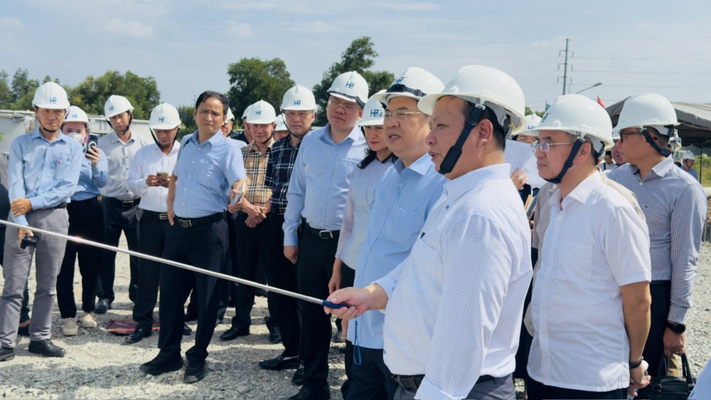 Phó Thủ tướng Thường trực Phạm Gia Túc cùng đoàn công tác kiểm tra thực tế dự án Nhà máy điện khí LNG Hiệp Phước (giai đoạn 1 và 2) chiều 4-10. Ảnh: ĐÌNH DƯ 03cef6dff3a273fc2ab3.jpg