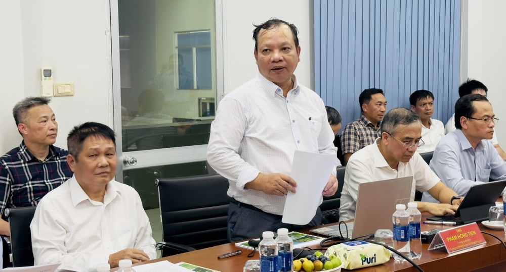 Tổng Giám đốc Công ty TNHH Điện lực Hiệp Phước Phạm Hồng Tiến báo cáo tình hình thực hiện và tiến độ dự án. Ảnh: ĐÌNH DƯ 9629700e6a73ea2db362.jpg
