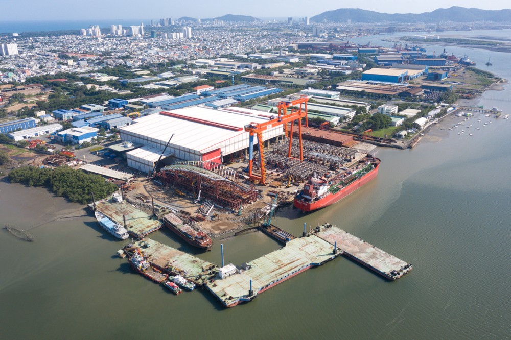 Kết cấu vòm thép nhịp chính cầu đi bộ qua sông Sài Gòn đang được tổ hợp tại Nhà máy Đại Dũng ở Vũng Tàu dji-0643-original-8337-5867.jpg