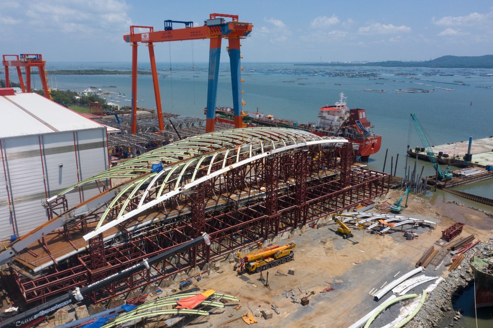 Kết cấu vòm thép mang hình tượng lá dừa nước của cầu đi bộ qua sông Sài Gòn được tổ hợp tại Nhà máy Đại Dũng. Nhìn từ trên cao, những đường cong đặc trưng của nhịp cầu đã hiện rõ. DJI_0627_Original.jpg