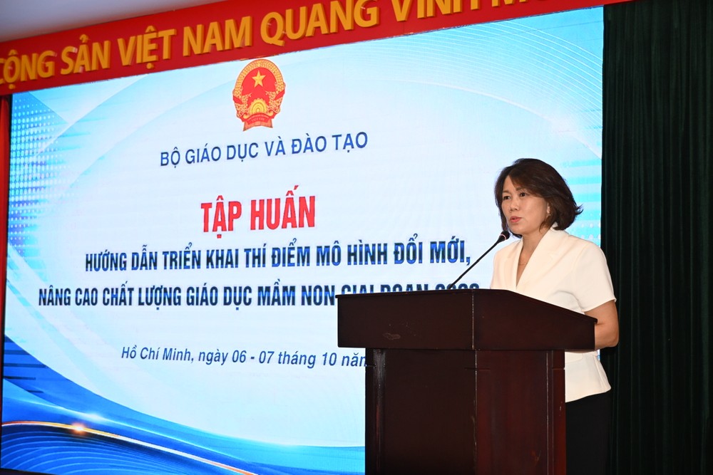 Bà Hoàng Thị Dinh, Phó Vụ trưởng Vụ Giáo dục mầm non (Bộ GD-ĐT) phát biểu tại Hội nghị hướng dẫn triển khai thí điểm mô hình đổi mới nâng cao chất lượng giáo dục mầm non giai đoạn 2026-2030 1791252711929_6980888803076711721_g6699679068300804658_587beedcd413320dc49452be42c28fbb.jpg