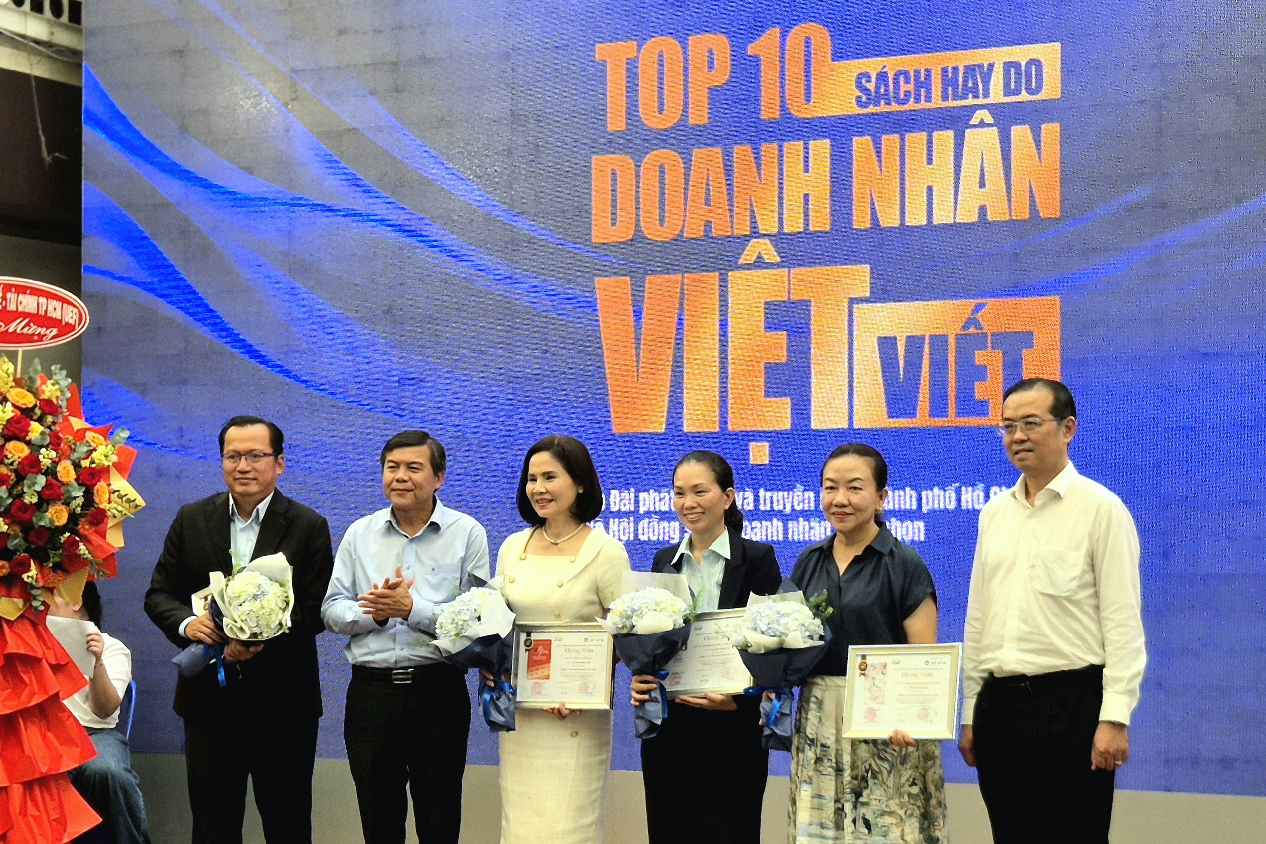 doanh nhân và sách ảnh 2 doanh nhân và sách ảnh 2