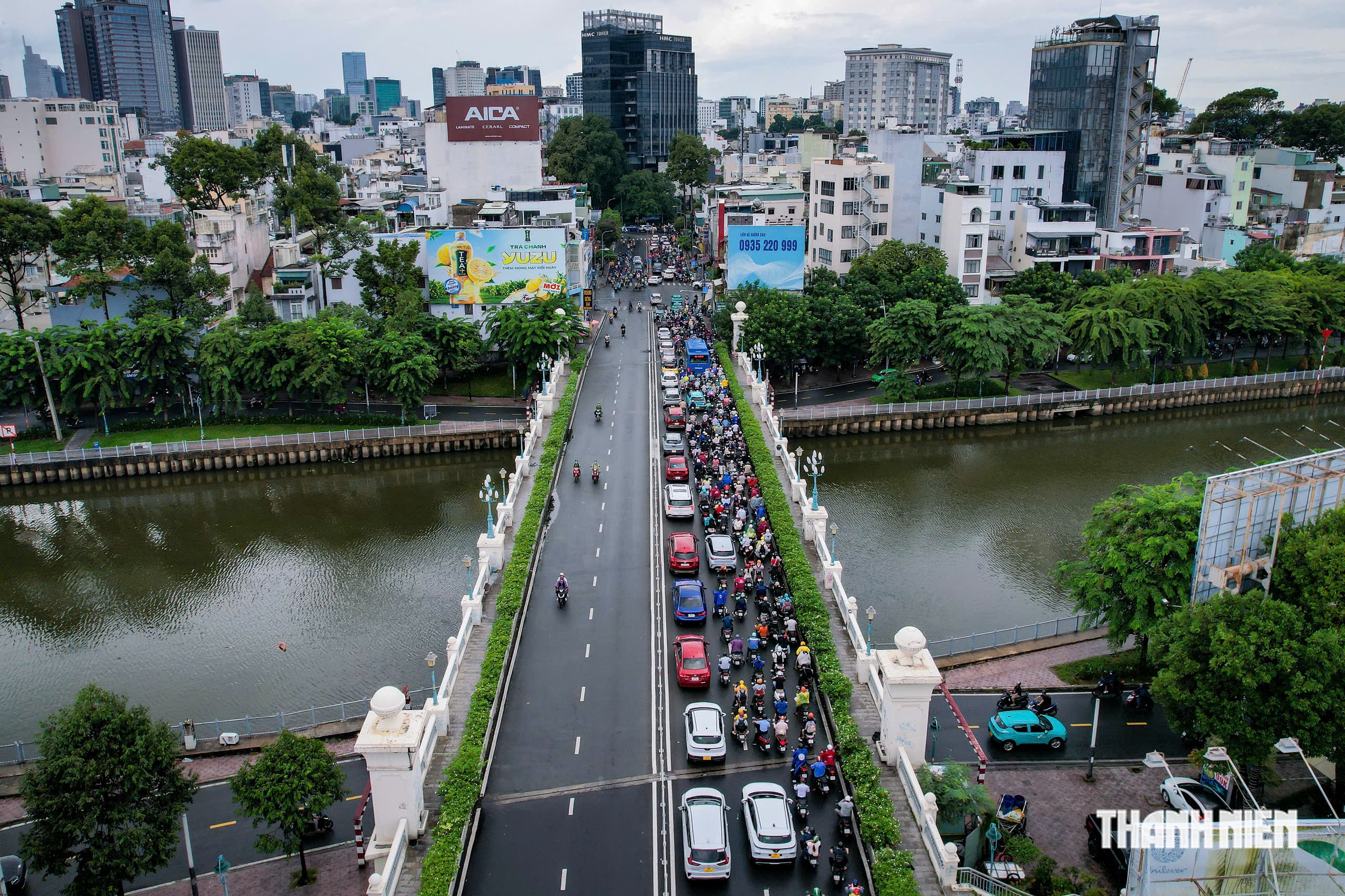 Đường Đinh Tiên Hoàng lắp thêm dải phân cách, ngăn xe băng ngang vào Nguyễn Phi Khanh - Ảnh 3.