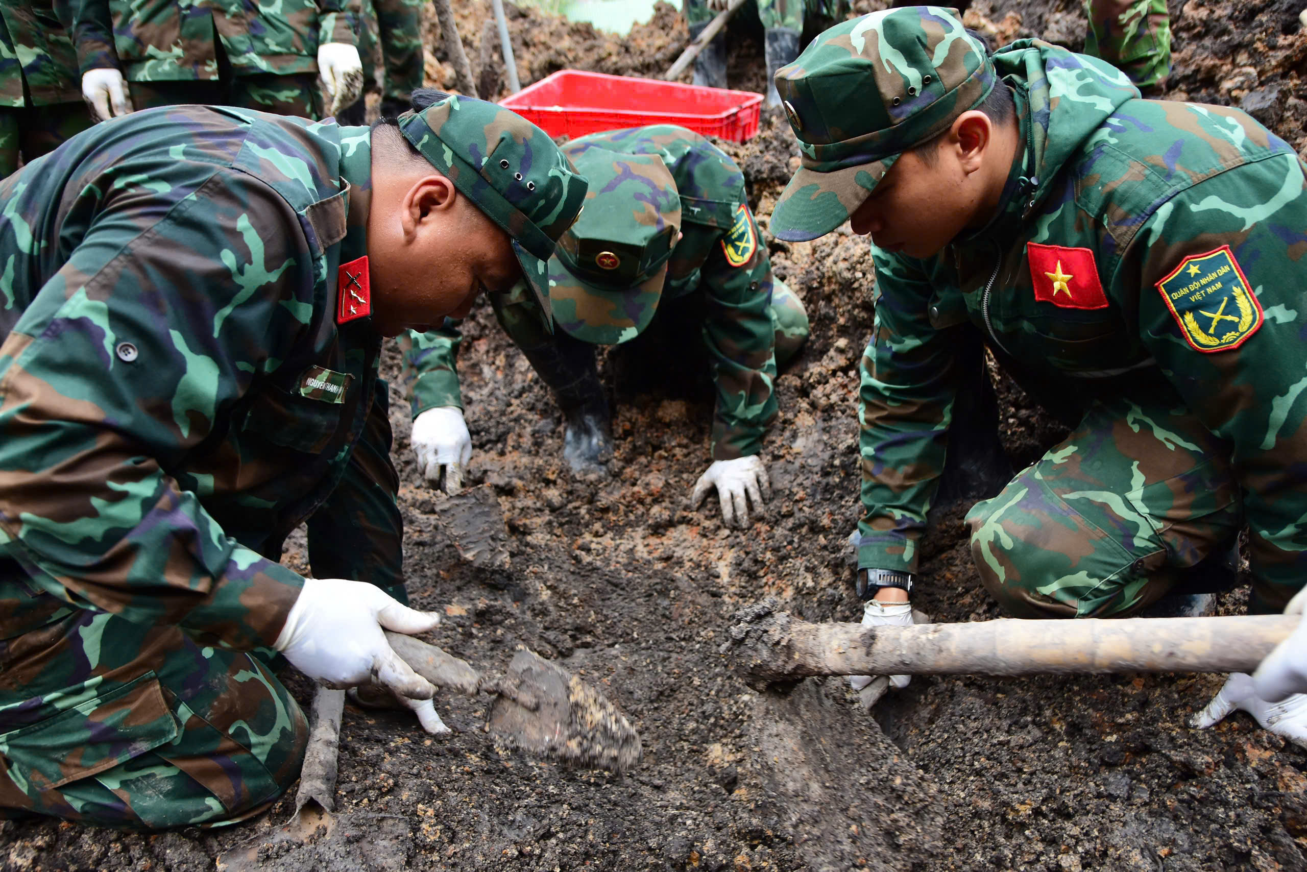 Truy điệu, an táng hài cốt liệt sĩ công viên lê Thị Riêng tại Nghĩa trang Liệt sĩ TP.HCM - Ảnh 1.