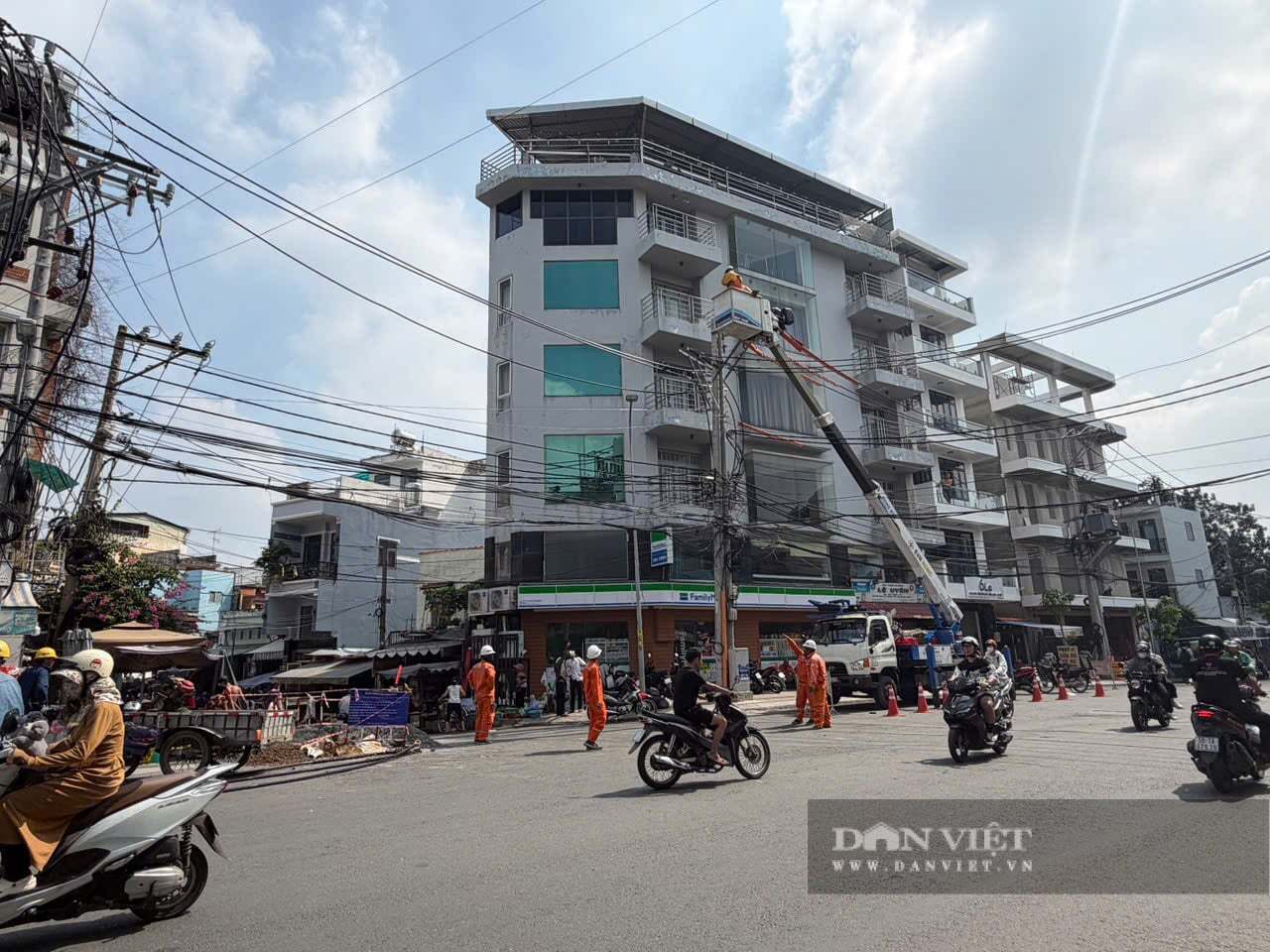 TP.HCM: Hàng chục trụ điện giữa đường Chu Văn An đã được di dời