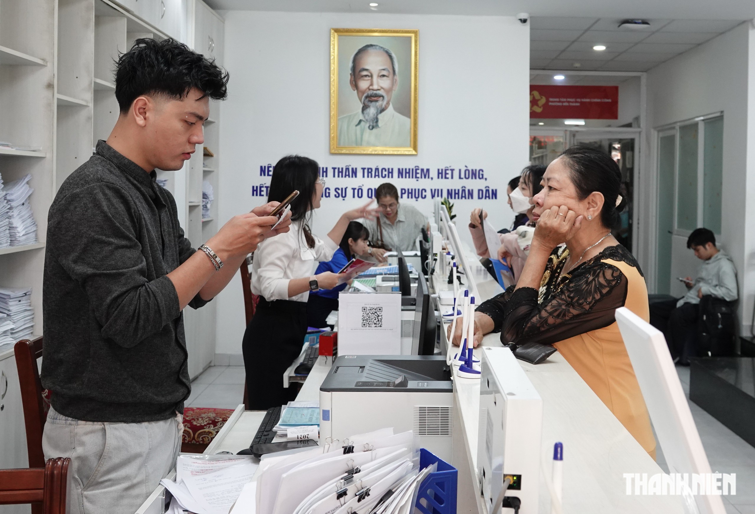 TP.HCM hỏi người dân về trải nghiệm khi làm thủ tục hành chính- Ảnh 1.