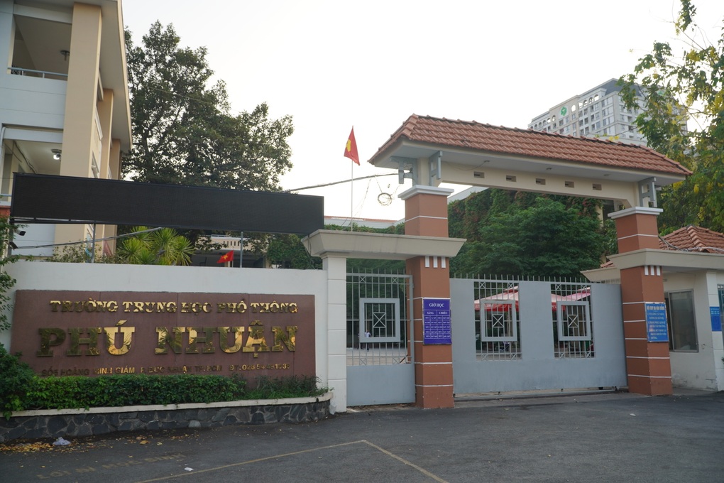 Hiệu trưởng nêu lý do lớp học 3 ngày không có bảng, phải viết lên tường - 1