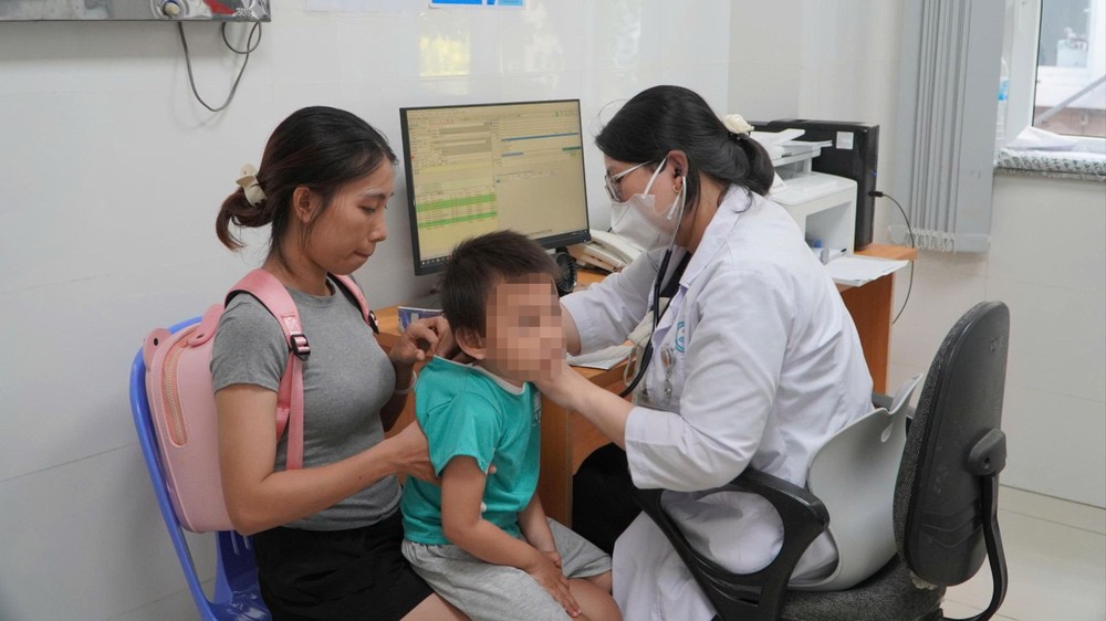 Bác sĩ Bệnh viện Đa khoa Vũng Tàu (TPHCM) khám bệnh cho bệnh nhi. Ảnh: KHÁNH CHI tresot.jpg