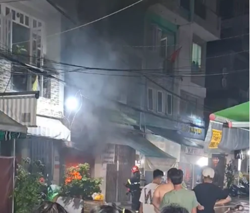 Cháy nhà trên đường Đoàn Văn Bơ, một cụ bà tử vong - Ảnh 1.