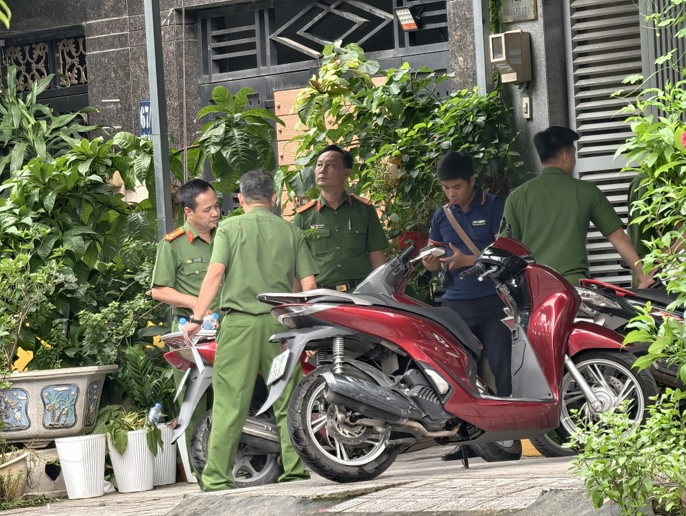 Công an phong tỏa khu vực trước Công ty Cổ phần Kỹ thuật Tiêu chuẩn QCVN Việt Nam. Ảnh: NGUYỄN TÂN cong-an-kham-xet-kiem-tra-cong-ty-quan-trac-moi-truong-o-tphcm (1).jpg