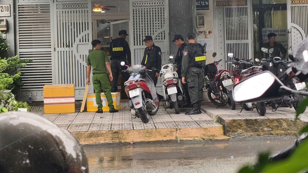 Công an khám xét trụ sở Công ty Cổ phần Kỹ thuật Tiêu chuẩn QCVN Việt Nam. Ảnh: NGUYỄN TÂN cong-an-kham-xet-kiem-tra-cong-ty-quan-trac-moi-truong-o-tphcm (2).jpg