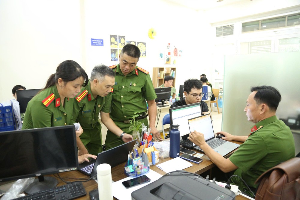 Công an khám xét các địa điểm liên quan. Ảnh: CATP khoi-to-5-vu-an-bat-21-nguoi-lam-gia-ket-qua-quan-trac-moi-truong (3).jpg