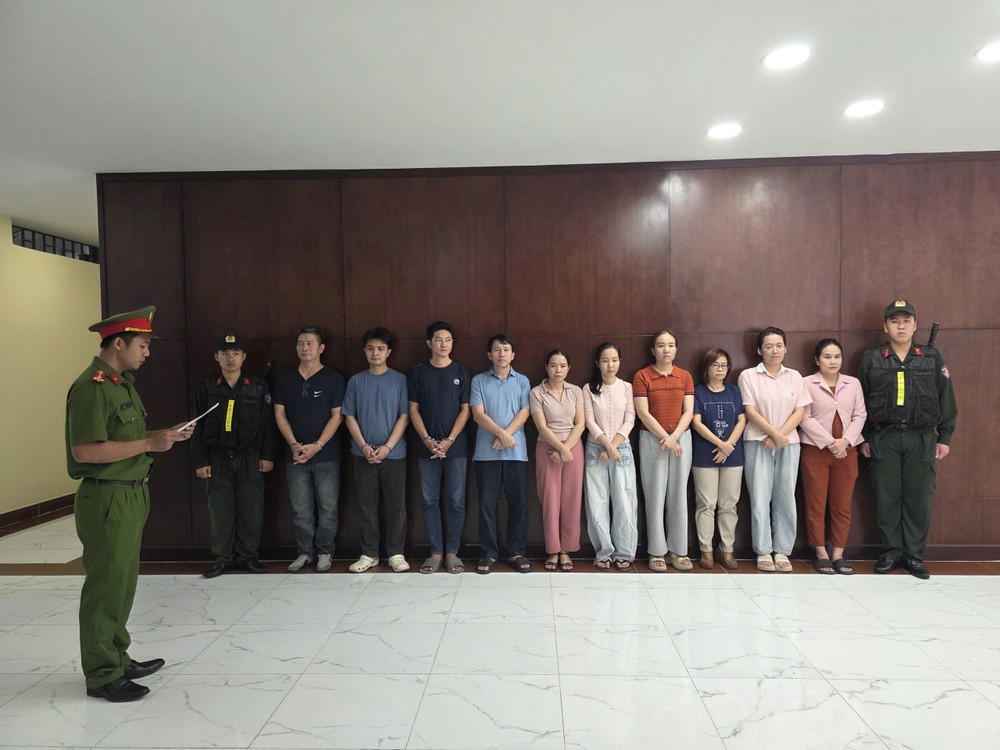 Công an khởi tố nhiều người liên quan. Ảnh: CATP khoi-to-5-vu-an-bat-21-nguoi-lam-gia-ket-qua-quan-trac-moi-truong (7).jpg