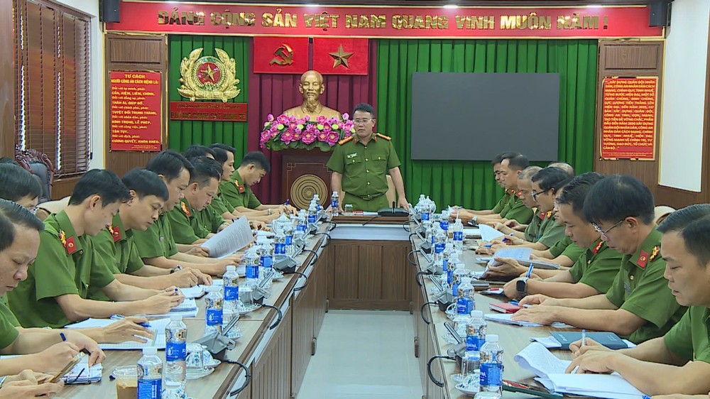 Cơ quan điều tra họp án. Ảnh: CATP khoi-to-5-vu-an-bat-21-nguoi-lam-gia-ket-qua-quan-trac-moi-truong (9).jpg