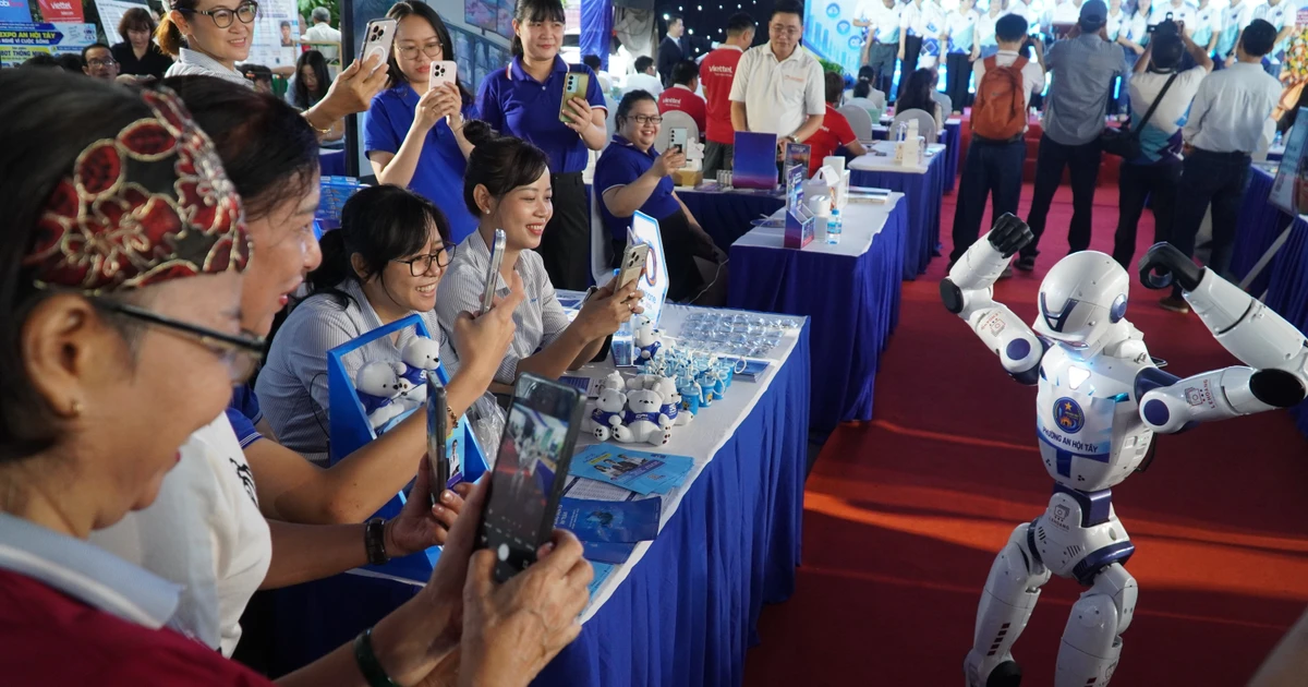 TPHCM ra quân ‘Tuyến đường số’: Đến từng nhà, cài từng app cho người dân