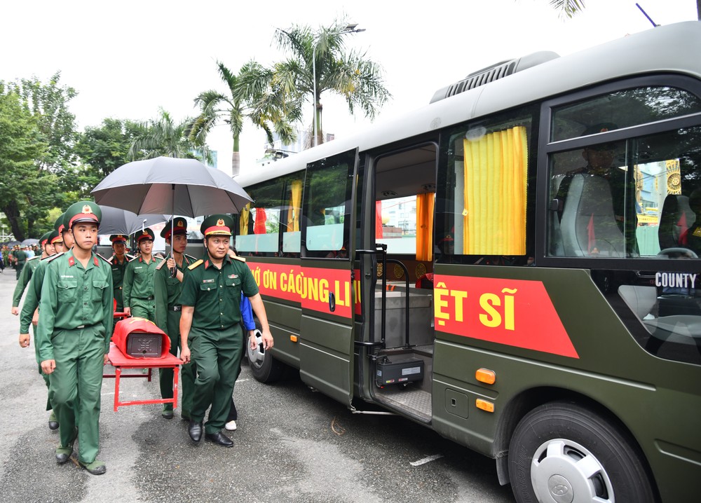 Các lực lượng luyện tập nghi thức di chuyển hài cốt liệt sĩ ra xe di chuyển đến Nghĩa trang Liệt sĩ Thành phố DSC_1566.jpg