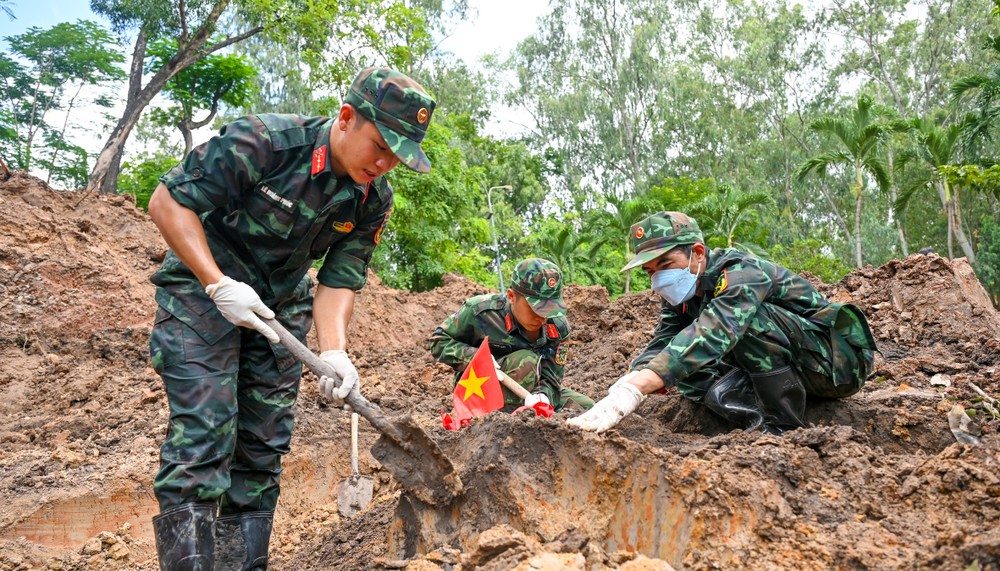 Công tác tìm kiếm, quy tập hài cốt liệt sĩ tại Công viên Lê Thị Riêng DSC_8932.jpg