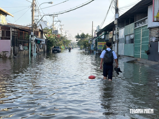 Triều cường dâng cao: Phụ huynh, học sinh TP.HCM chật vật đến trường - Ảnh 2.