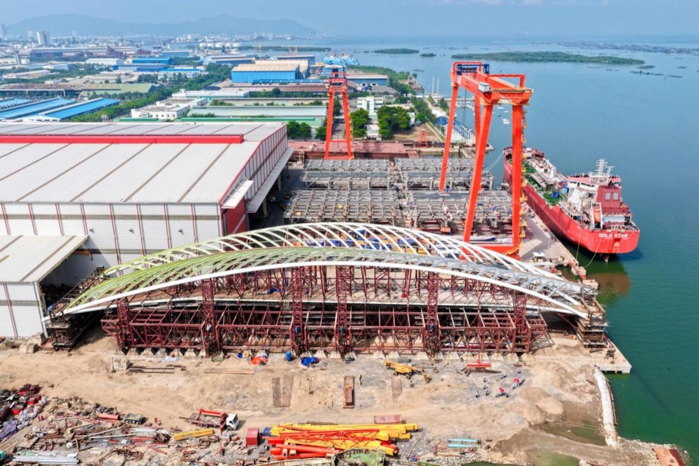 Khối vòm thép cầu đi bộ đã thử tải thành công và sẵn sàng lai dắt về sông Sài Gòn.
