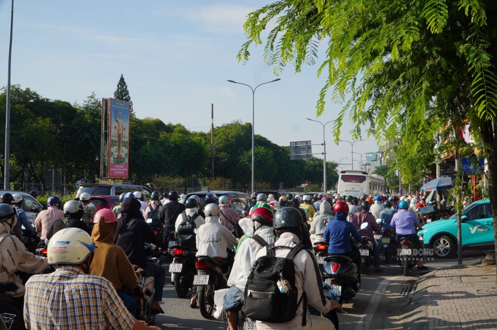 Đường Lý Thường Kiệt ùn ứ sáng đầu tuần sau phân luồng tại ngã tư Bảy Hiền ở TPHCM