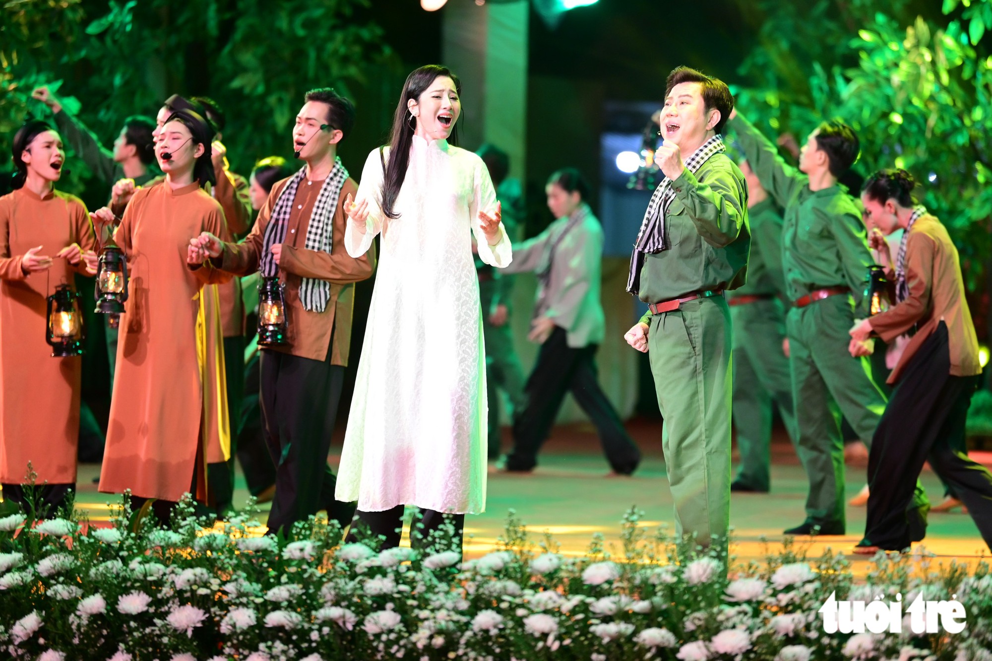 Khúc tri ân ở công viên Lê Thị Riêng: Linh thiêng đất trời Việt Nam - Ảnh 15.