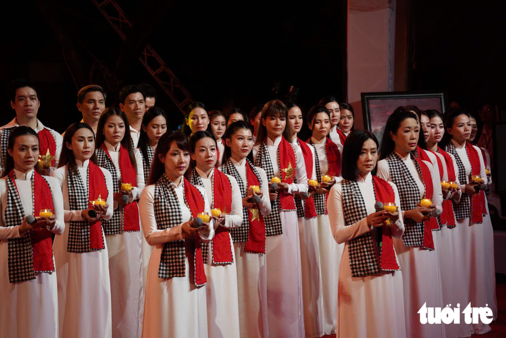 Khúc tri ân ở công viên Lê Thị Riêng: Linh thiêng đất trời Việt Nam - Ảnh 8.