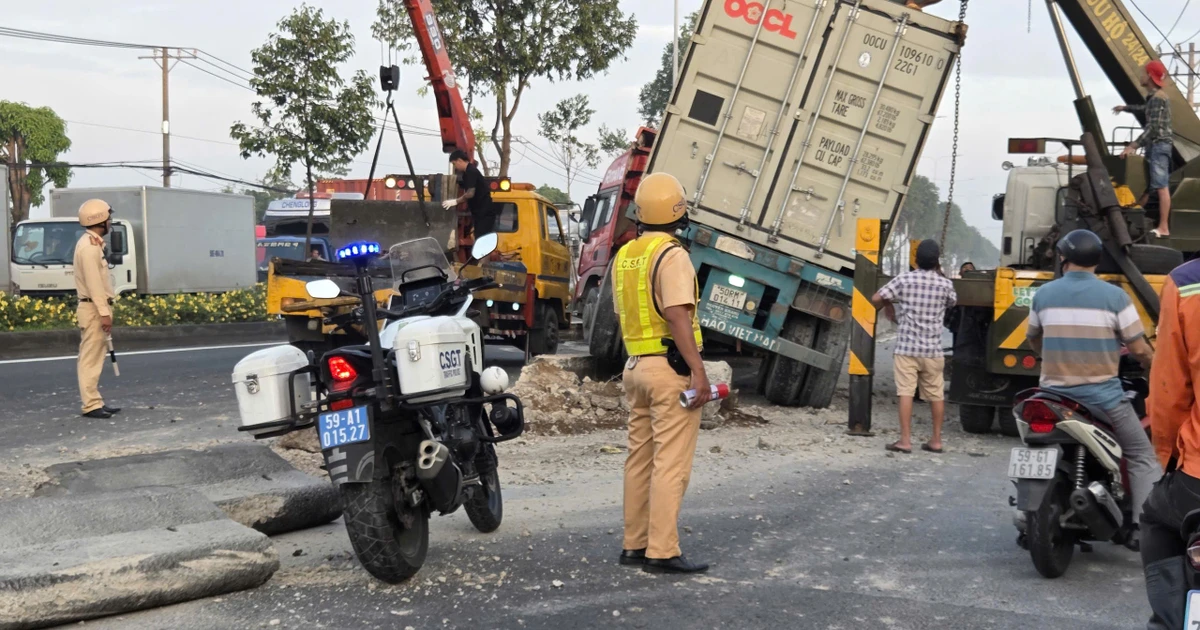 Xe đầu kéo container tông hàng loạt dải phân cách ở cửa ngõ TPHCM