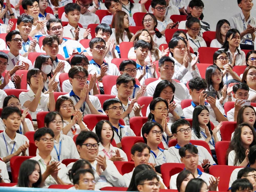 Sinh viên ĐHQG TPHCM phấn khích với bài phát biểu của Thủ tướng Lê Minh Hưng - Ảnh: HOÀNG HÙNG 1791878584565_5328633193695630468_5328633193695630468_b1042f4a07139e5fc2113b7b5120e637.jpg
