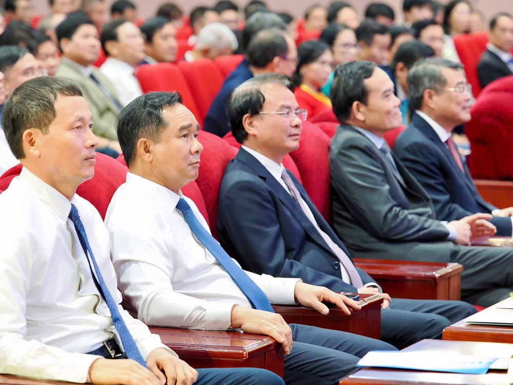 Lãnh đạo các địa phương tham dự Lễ Khai khóa của ĐHQG TPHCM - Ảnh: HOÀNG HÙNG 1791878584588_5328633193695630468_5328633193695630468_5b54aa678541d166e426cd7b4efe0d0d.jpg