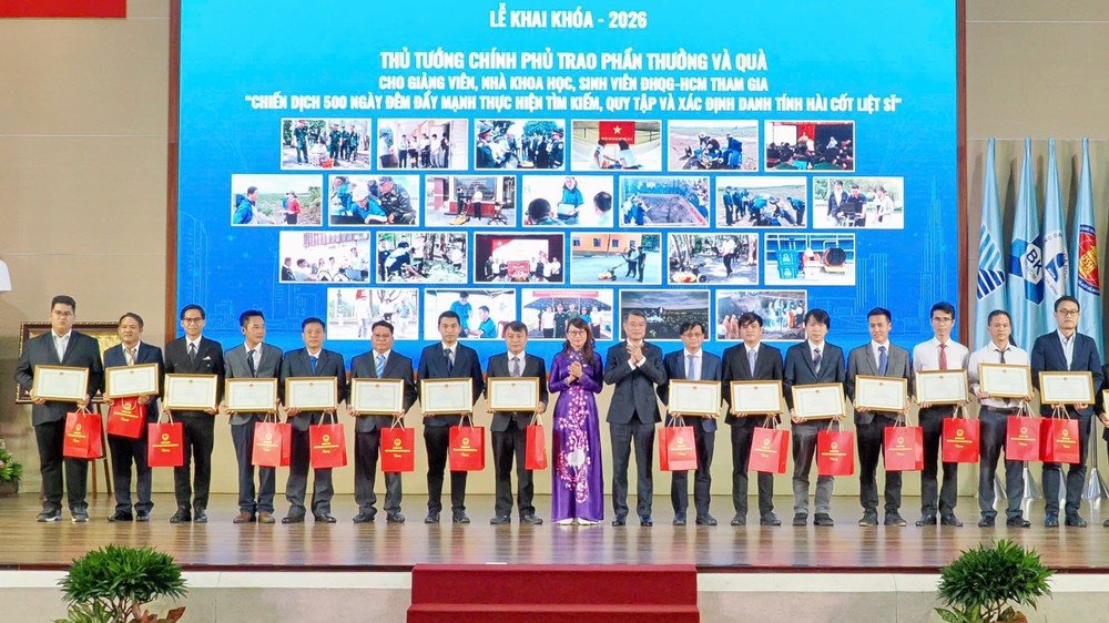 Thủ tướng Lê Minh Hưng trực tiếp trao quà cho các cá nhân của ĐHQG TPHCM tham gia “Chiến dịch 500 ngày đêm đẩy mạnh thực hiện tìm kiếm, quy tập và xác định danh tính hài cốt liệt sĩ” - Ảnh: HOÀNG HÙNG 1791882383875_5328633193695630468_5328633193695630468_102e00f78c4f99701cd30363e357519d.jpg